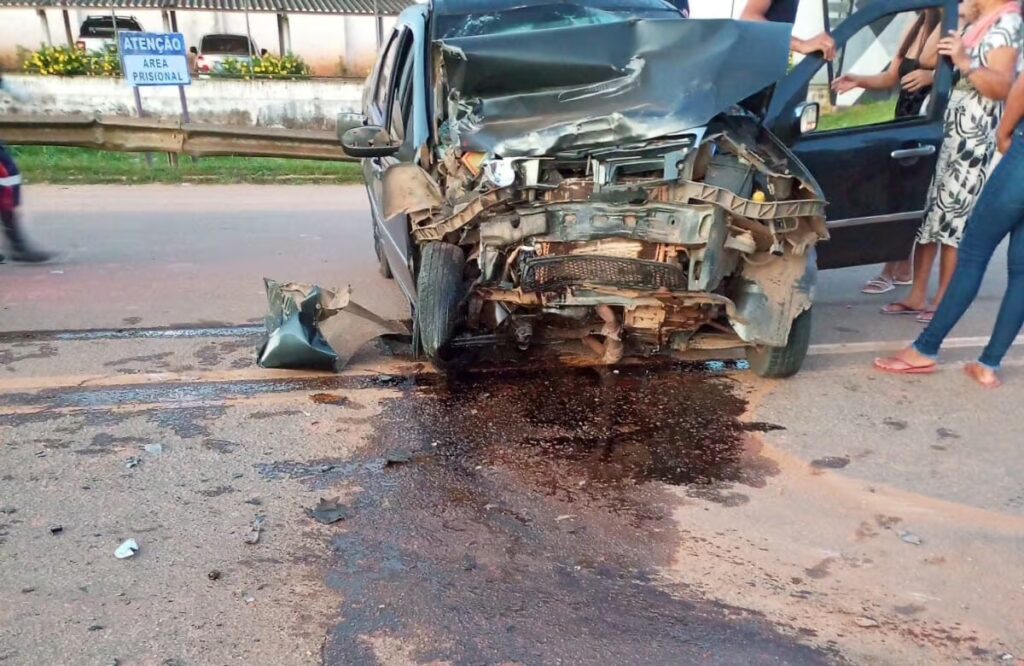 Acidente envolvendo carro e carreta mobiliza equipes de resgate em Sena Madureira