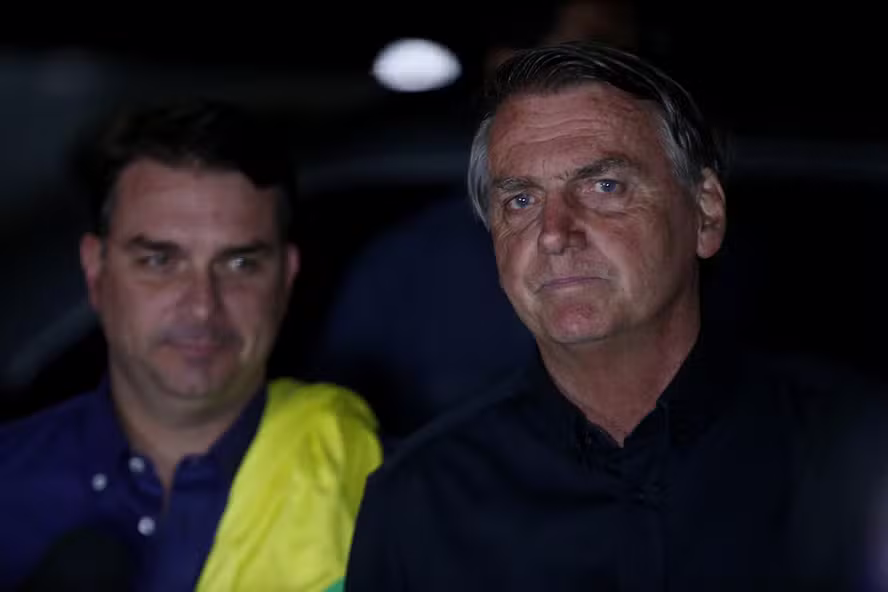 Bolsonaro atua para tentar salvar Flávio e conter tensão com Michelle