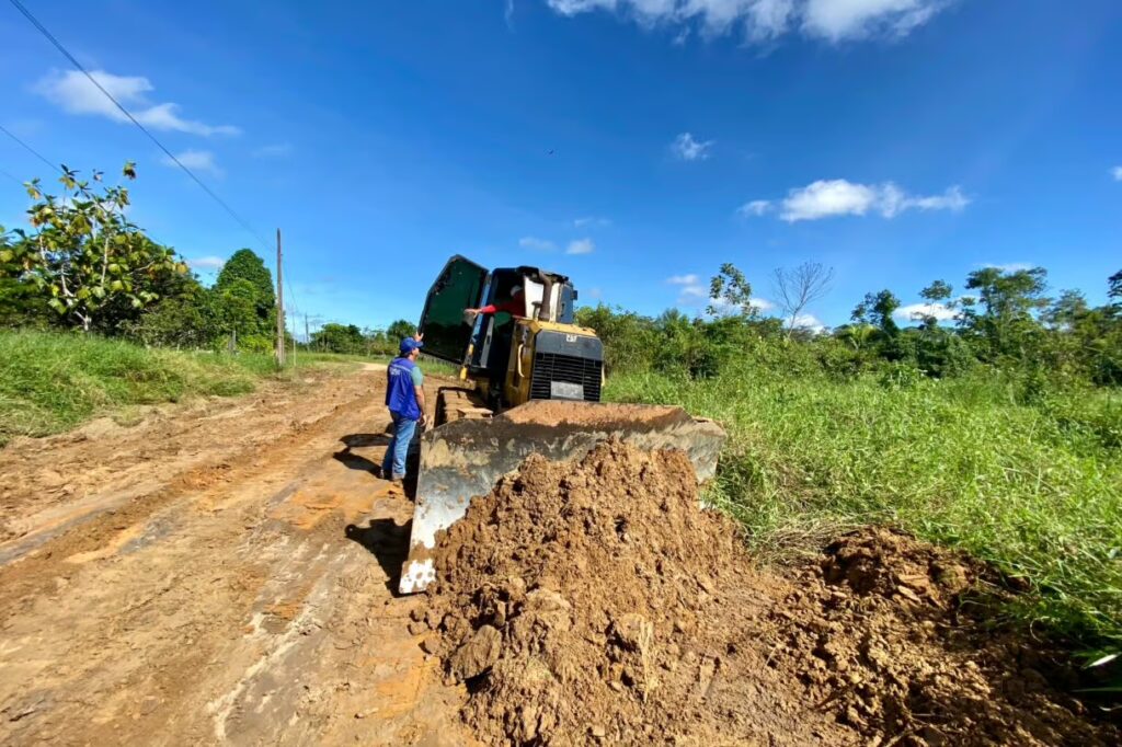 Após erosão, prefeitura de Cruzeiro do Sul constrói desvio em ramal da Praia Grande