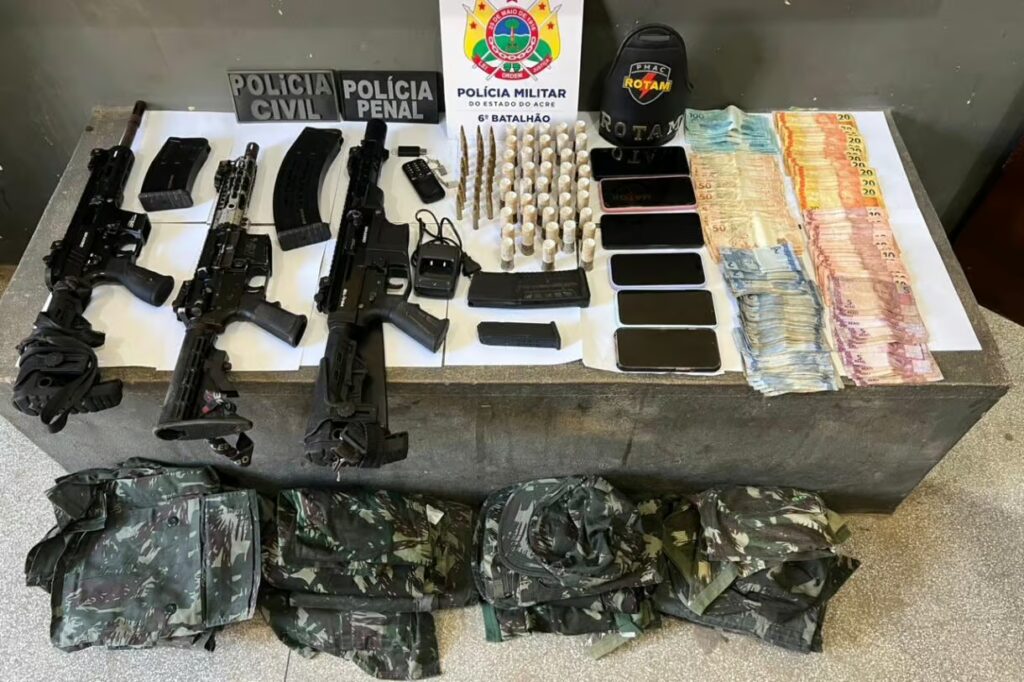 Forças de Segurança apreendem fuzis e prendem quatro homens em Mâncio Lima