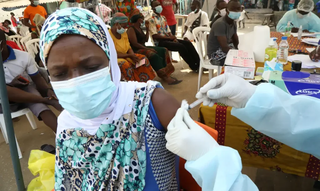 Surto de ebola em países africanos deixa pelo menos 131 mortos