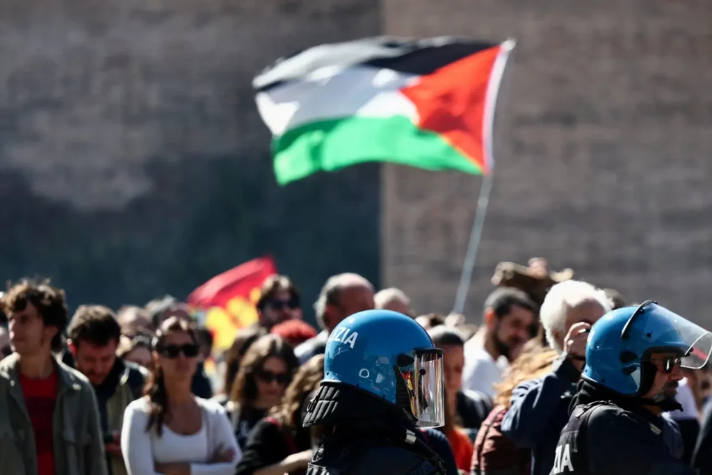 Ativistas de flotilha de Gaza libertados alegam abuso israelense, incluindo estupro