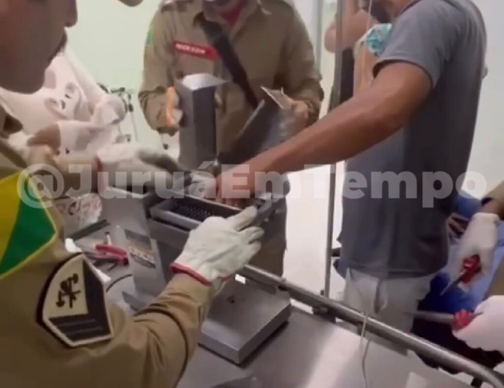 Bombeiros divulgam imagens de resgate de açougueiro que ficou com mão presa em máquina industrial em Rio Branco