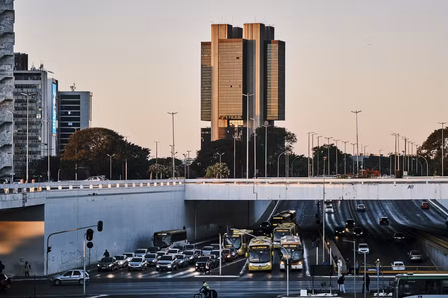 Mercado eleva projeção para a inflação pela 10ª semana seguida e aumenta estimativa da Selic para 13,25%