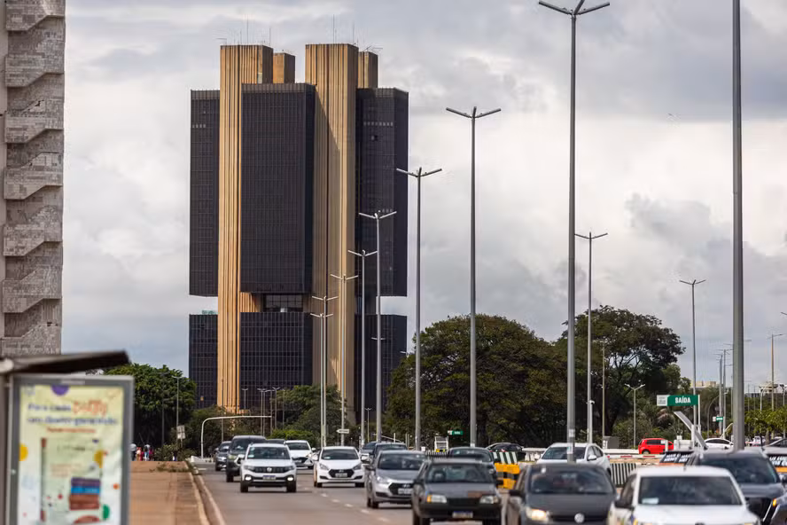 Mercado projeta inflação na casa dos 5% pela primeira vez este ano