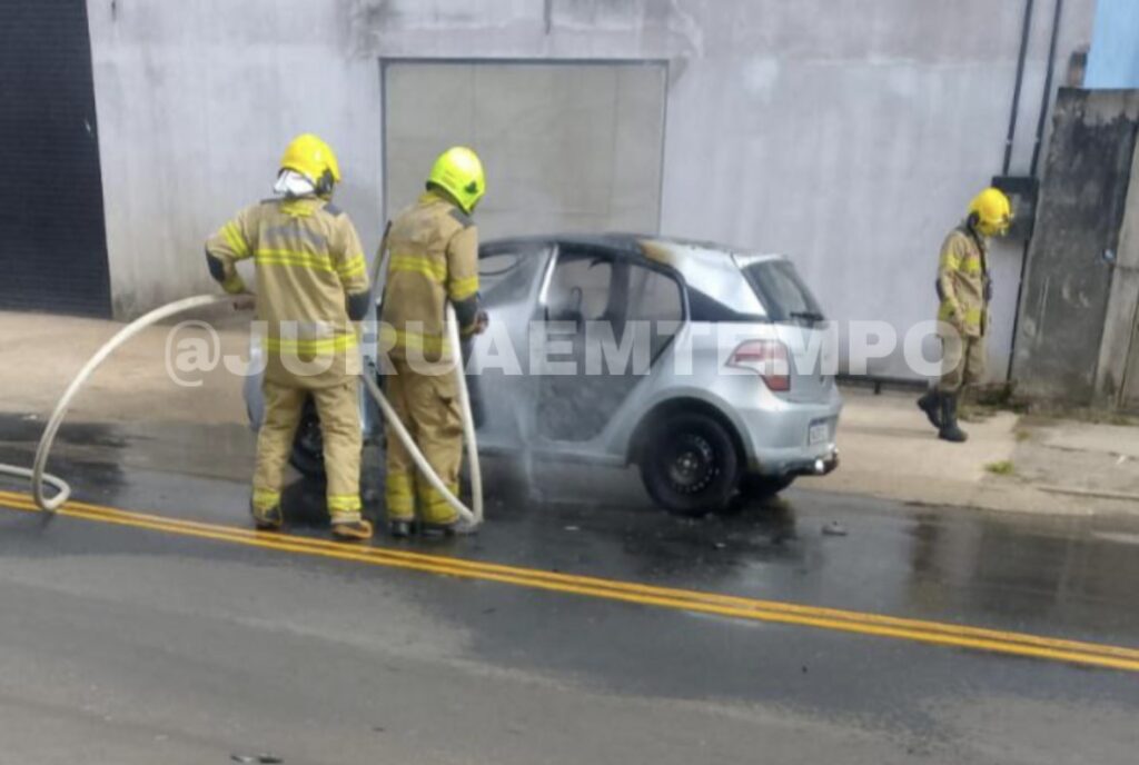 Ocupantes escapam ilesos após carro pegar fogo em Cruzeiro do Sul