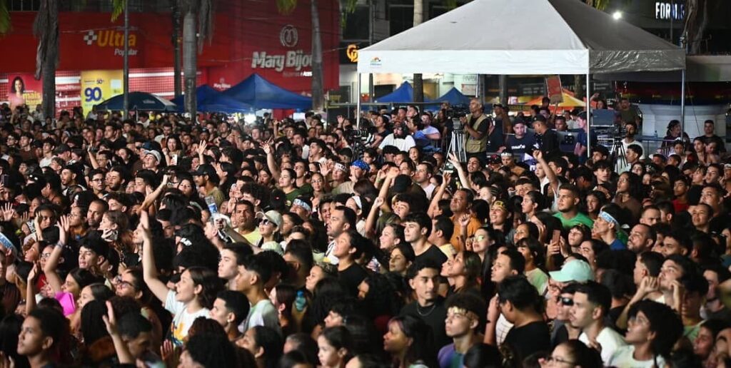 Show de Thalles Roberto encerra Marcha para Jesus e reúne multidão em frente ao Palácio Rio Branco