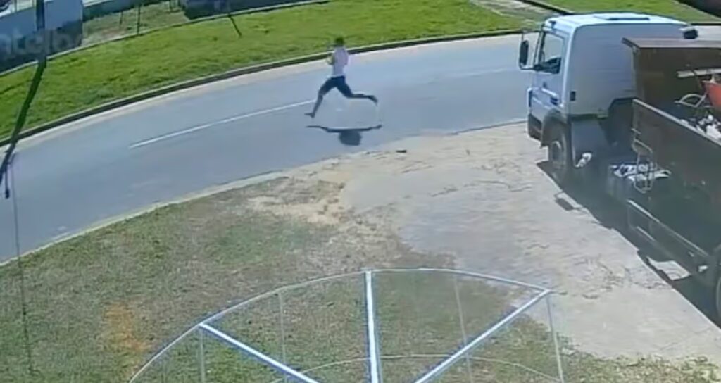 Detento que fugiu correndo de Fórum em Mâncio Lima segue foragido