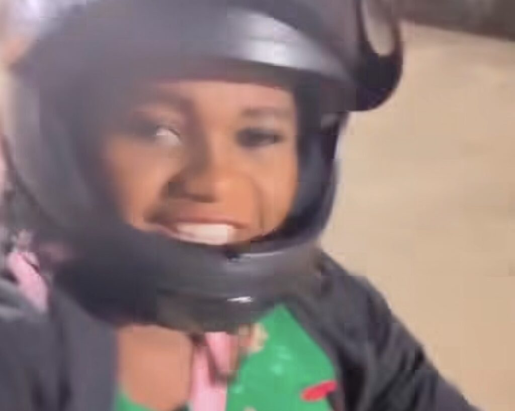 VÍDEO: mulher viraliza ao ir de moto sozinha para a maternidade