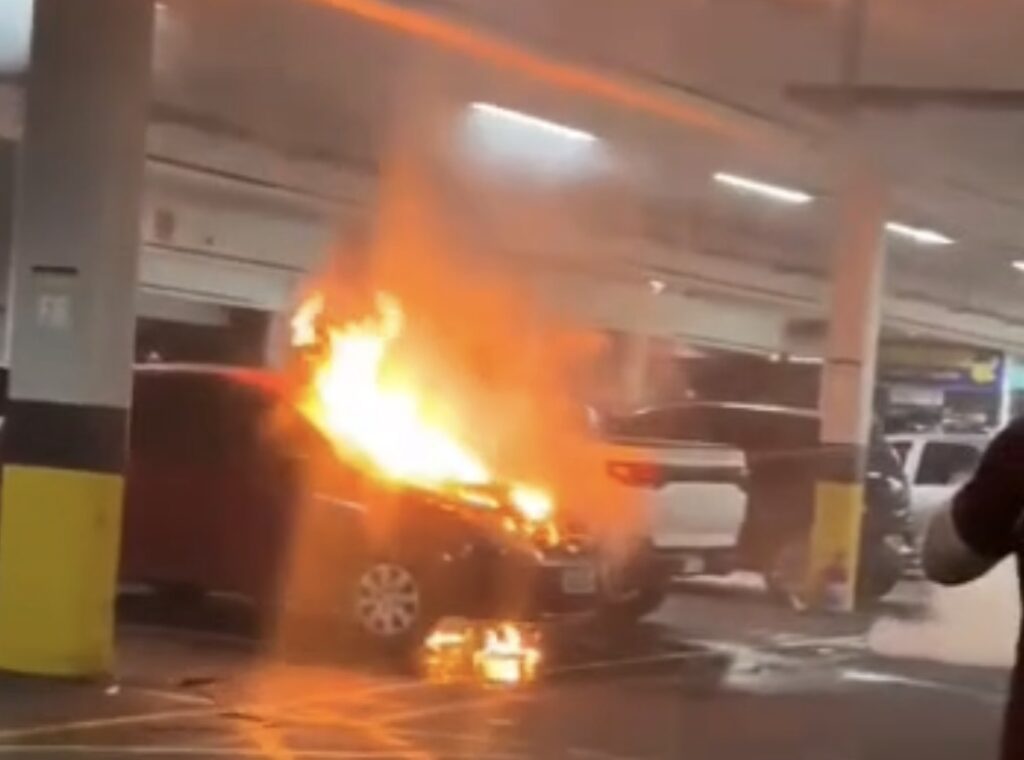 VÍDEO: Carro pega fogo em estacionamento de supermercado
