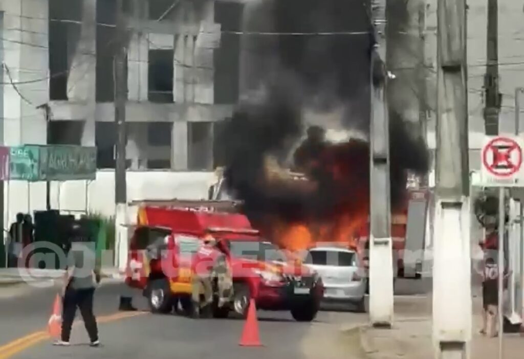 Urgente: carro pega fogo em rua de Cruzeiro do Sul neste domingo