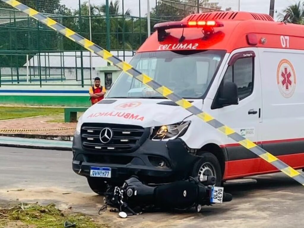 Viatura do Samu e motocicleta colidem em Mâncio Lima