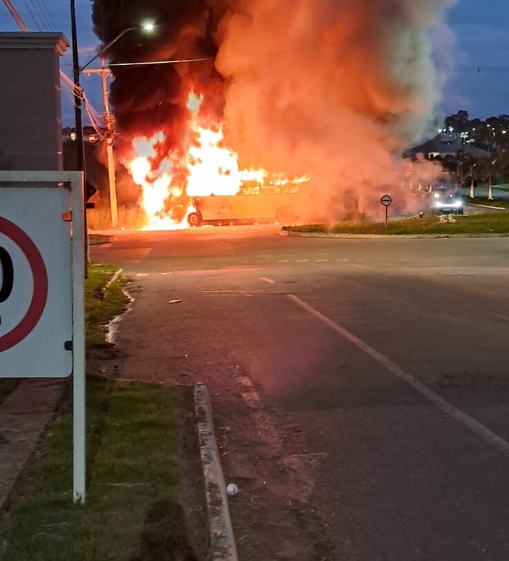 Ônibus pega fogo e explode em rotatória de Rio Branco