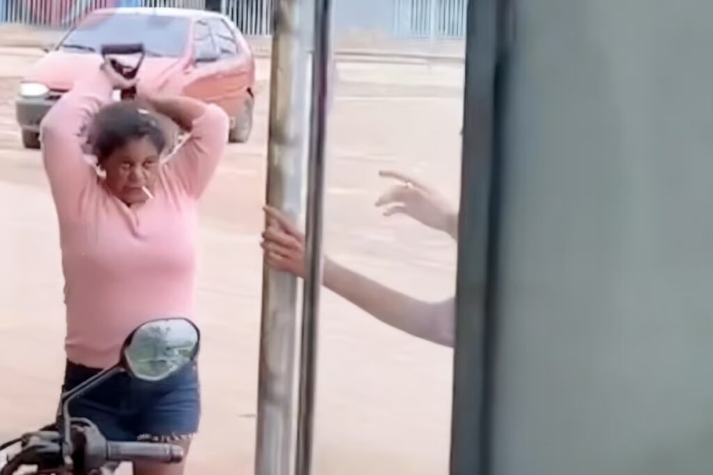Briga com pá entre homem e mulher assusta comerciantes no interior do Acre; veja vídeo