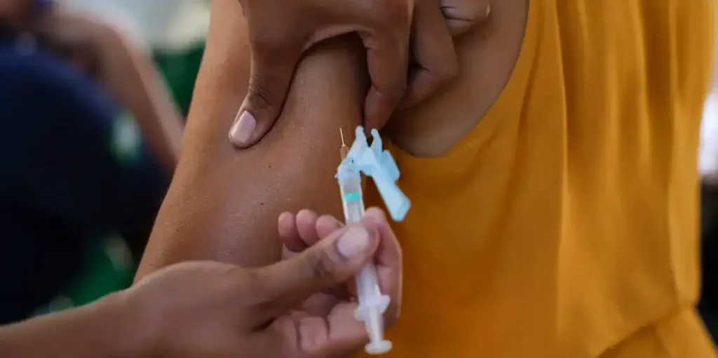 Acre tem só 22% dos idosos vacinados contra gripe; cobertura entre gestantes contra vírus respiratório não chega a 20%