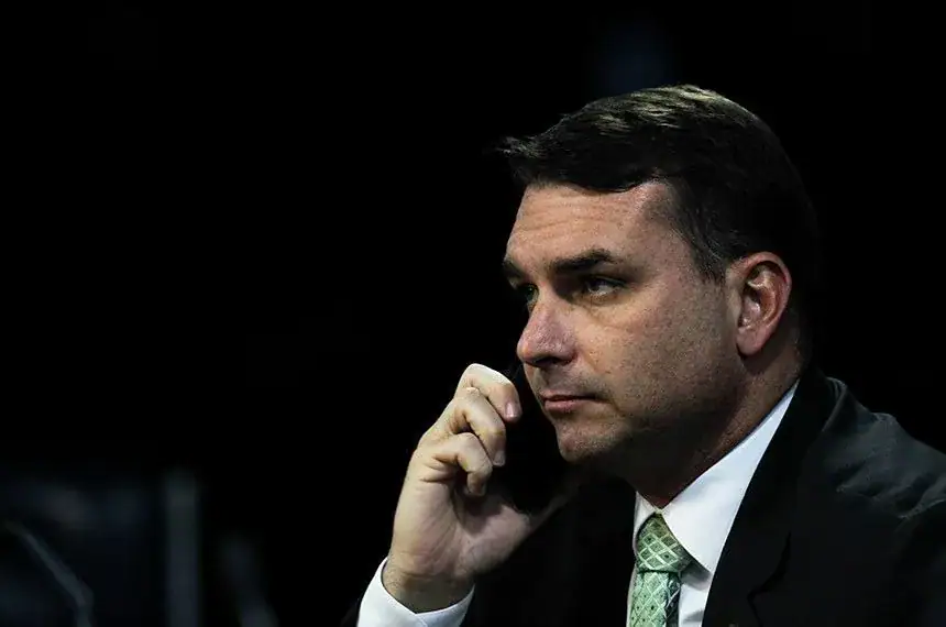 Novo marqueteiro assume pré-campanha de Flávio com carta branca