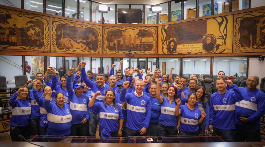 Durante homenagem inédita, Pedro Longo propõe dia estadual dos garis e margaridas
