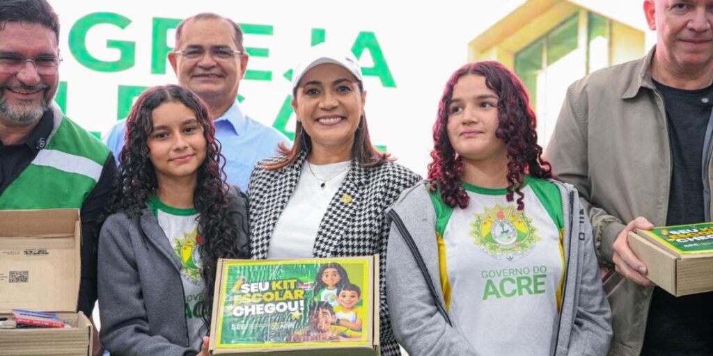 Mais de 10 mil alunos recebem kits escolares em Sena Madureira; governo anuncia reformas em escolas rurais