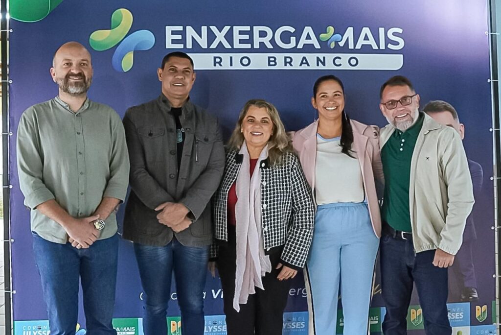 Com mais de R$ 6 milhões destinados por Coronel Ulysses, iniciaram hoje os atendimentos do programa “Enxerga Mais Rio Branco” na Escola Mariano da Silva