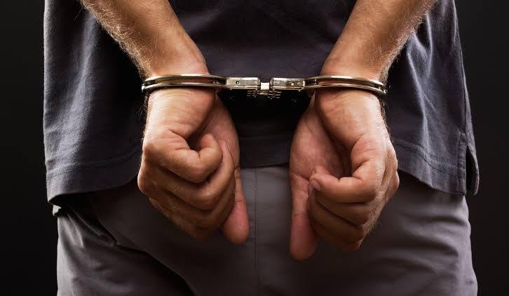 Homem é preso após invadir casa e ameaçar adolescente em Cruzeiro do Sul