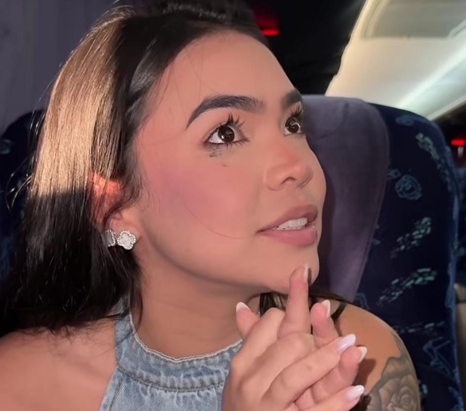 Cantora acreana Vitória Freitas celebra conquista do primeiro ônibus da carreira