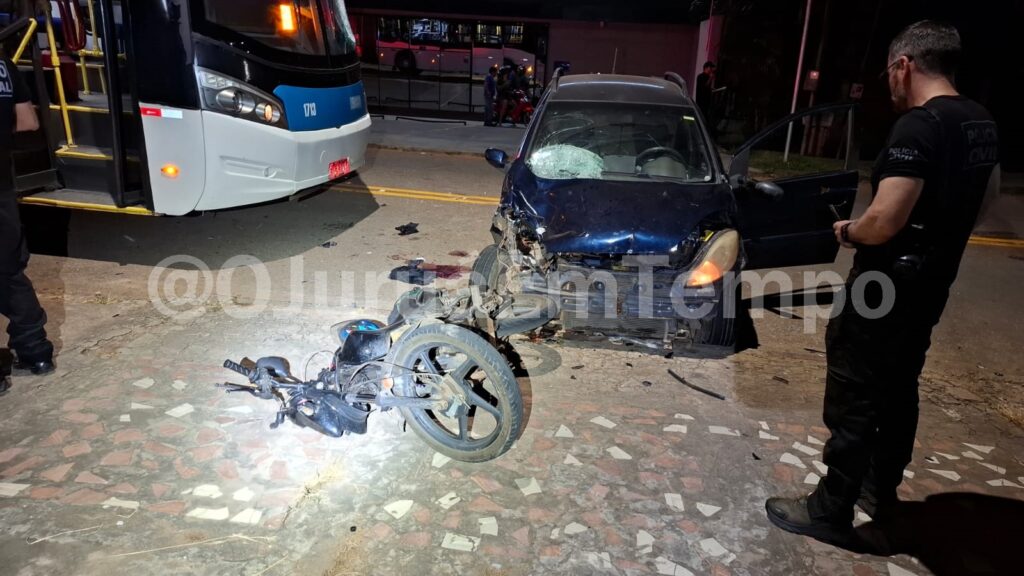Motorista supostamente embriagado provoca grave acidente e motociclista fica ferido; veja vídeo