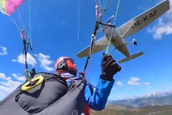 Parapentista sobrevive após colisão com avião nos Alpes austríacos