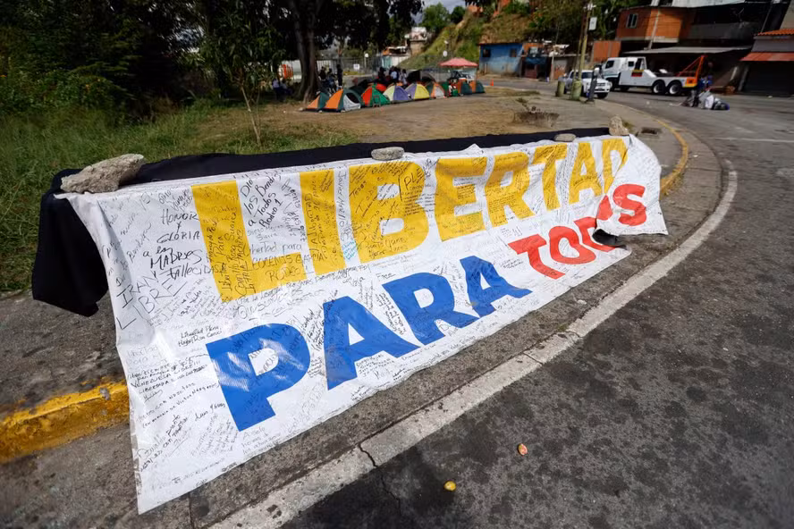 Venezuela liberta oito oficiais militares condenados por ‘incitação’ contra o governo Maduro