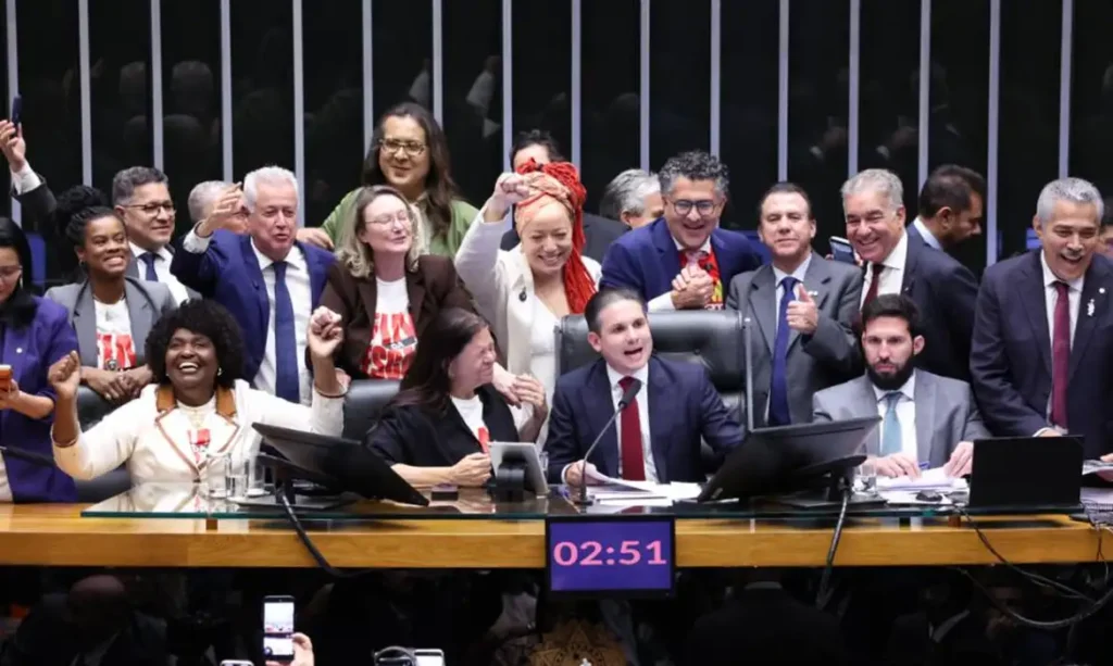 Câmara aprova fim da escala 6×1 e redução da jornada de trabalho