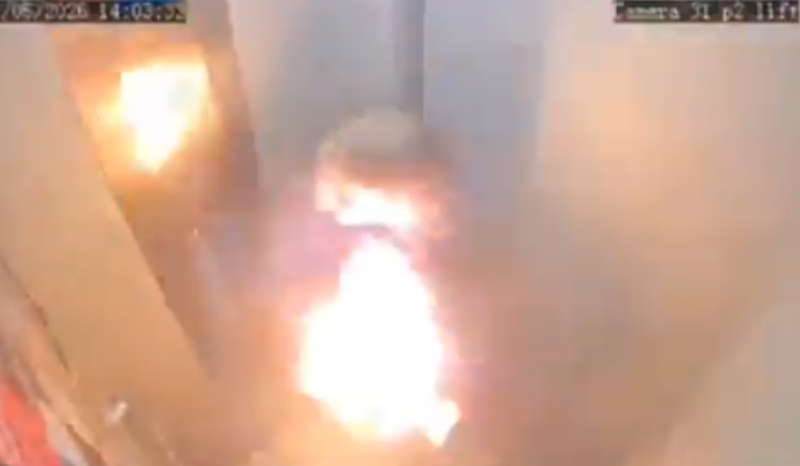 Mulher se desespera após carregador portátil explodir em elevador; veja vídeo
