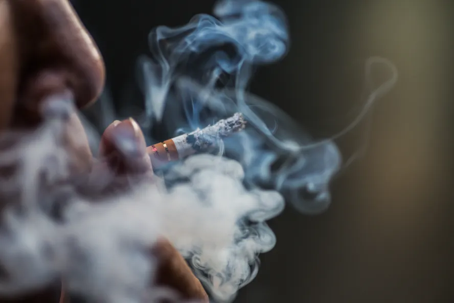 Brasil deve reduzir uso de cigarro até 2030, mas consumo de álcool e obesidade devem piorar, mostra estudo