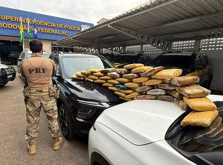 PRF apreende 43 kg de skunk escondidos em fundo falso de caminhonete em Rio Branco