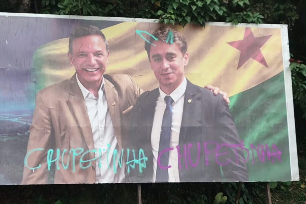 Outdoor de Nikolas Ferreira é vandalizado em Cruzeiro do Sul: “chupetinha”
