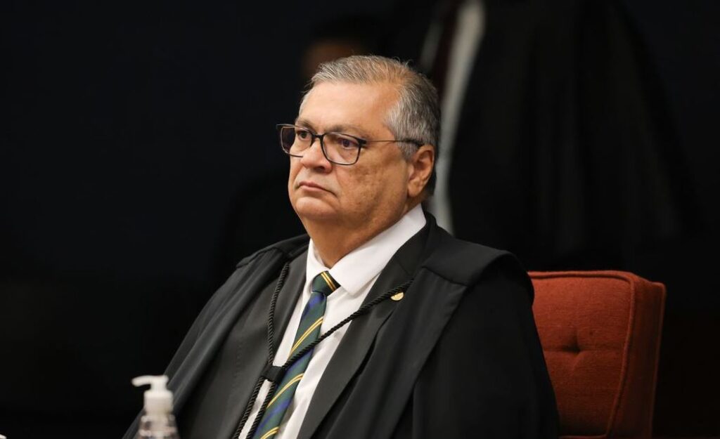 Dino pede que Câmara explique viagem de Mário Frias ao exterior