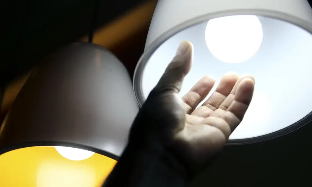 Conta de luz continuará com acréscimo da bandeira amarela em junho