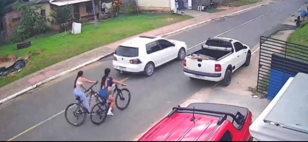 Câmera de segurança registra momento em que ciclista é atingida por carro em Mâncio Lima