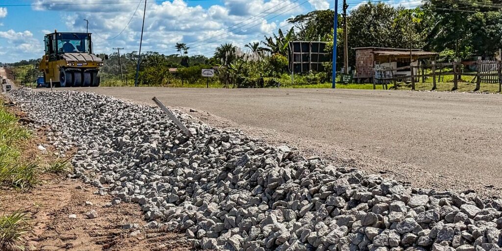 Dnit avança na reconstrução da Estrada do Aeroporto e conclui mais de 2 km de macadame