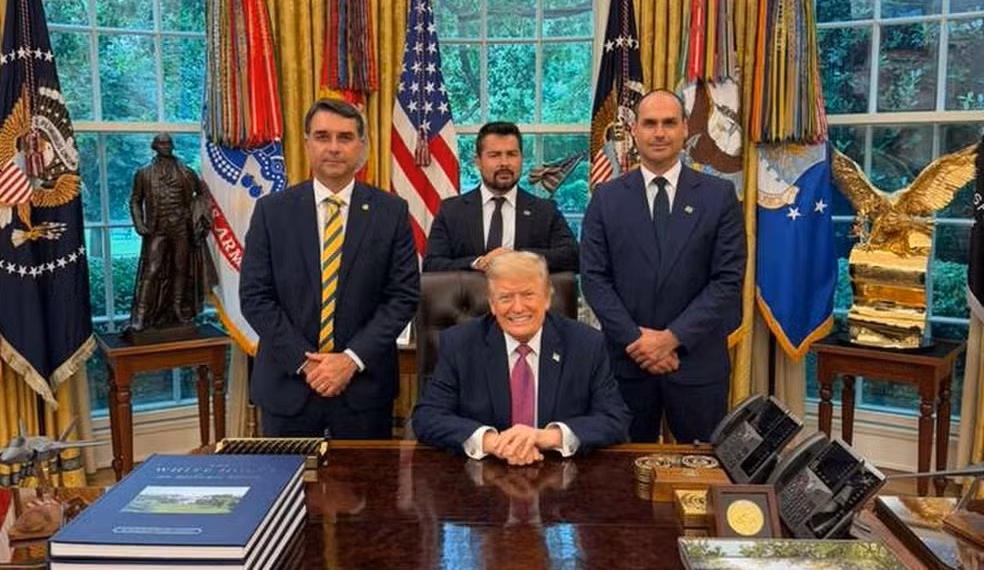 Flávio Bolsonaro diz que pediu a Trump para classificar PCC e CV como grupos terroristas