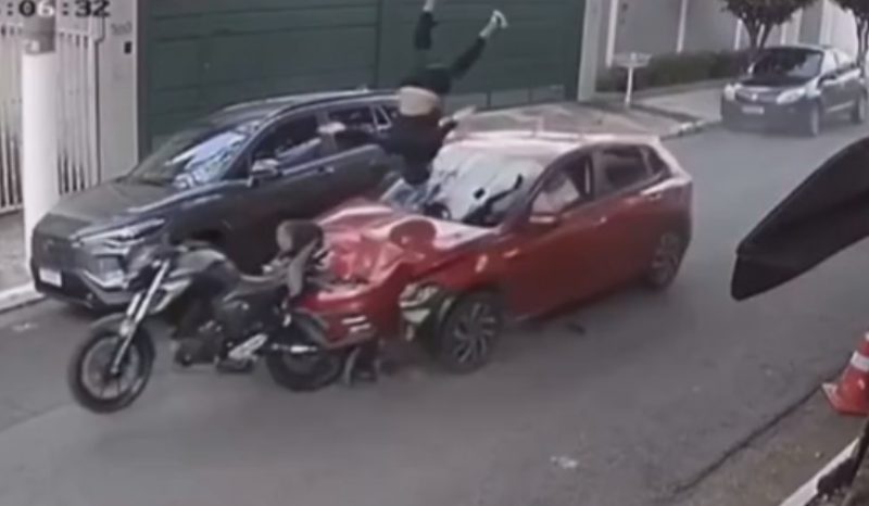VÍDEO: homem atropela criminoso em moto para impedir assalto à esposa