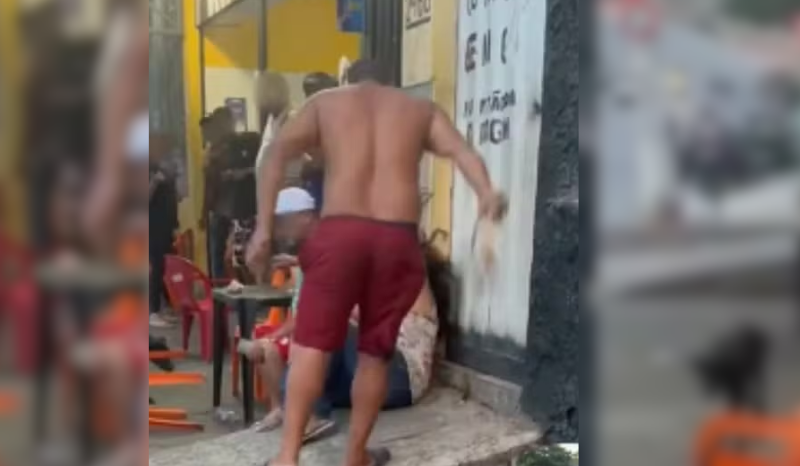 Homem agride mulher violentamente com chicotadas em frente de bar