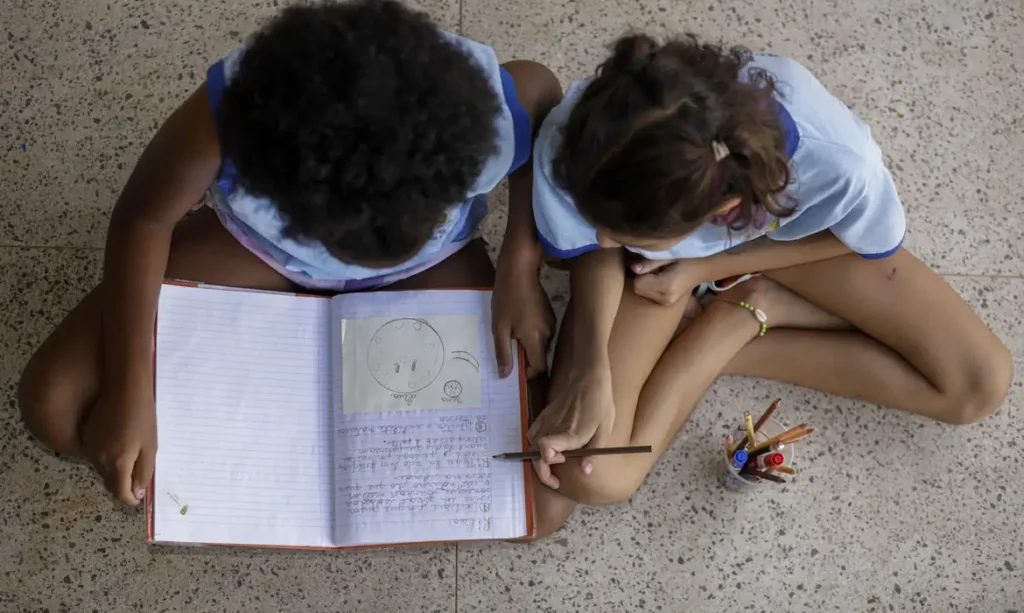 Metade dos estudantes não vê debate antirracista na escola, diz estudo