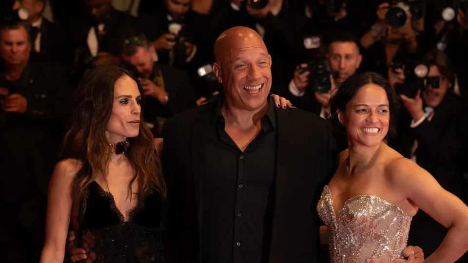 Elenco de ‘Velozes e Furiosos’ homenageia Paul Walker em Cannes