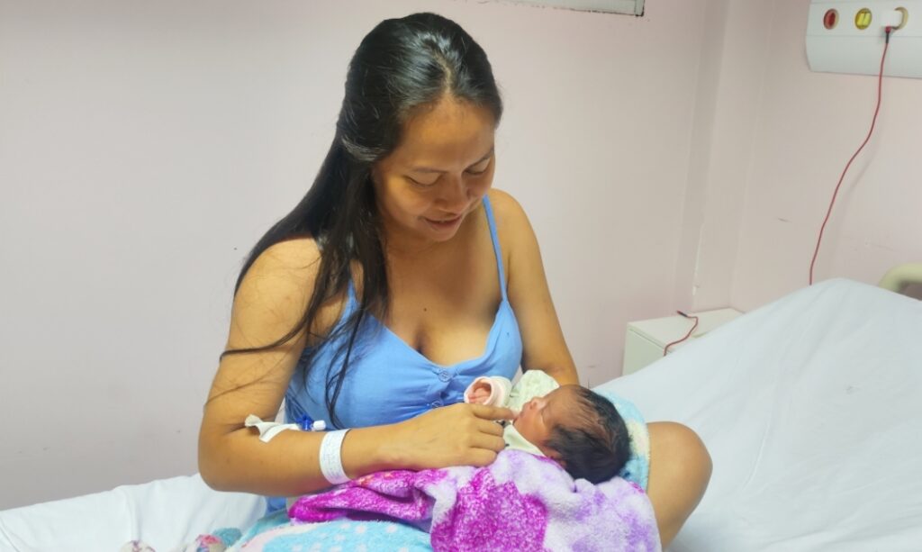 Sem saber que estava grávida, mãe vai a SPA com dores e dá à luz