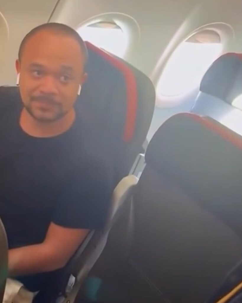 Passageiro recusa troca no avião e dispara: “Aprender a dizer não pro filho”