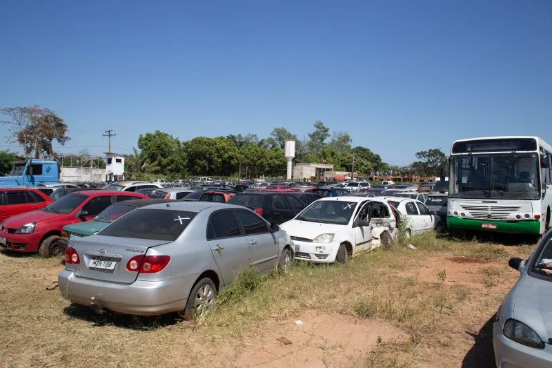 Detran do Acre notifica mais de 350 veículos removidos e dá prazo para retirada antes de leilão; veja lista