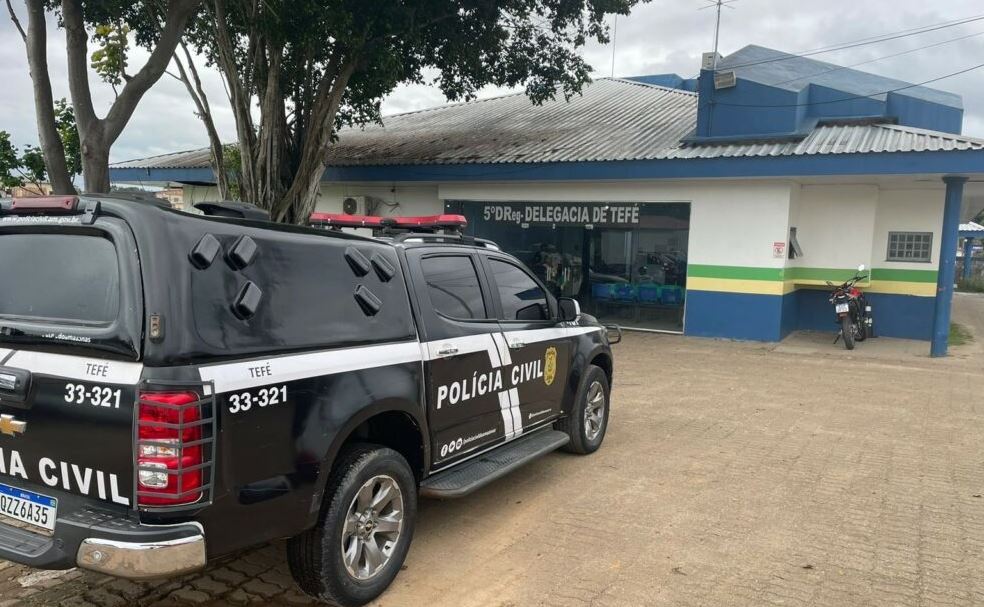 Mãe deixa os três filhos sozinhos para ir à boate; mulher está presa