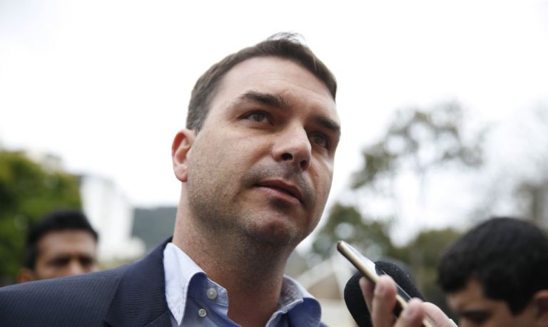 Flávio Bolsonaro vai ao EUA para reunião com Trump