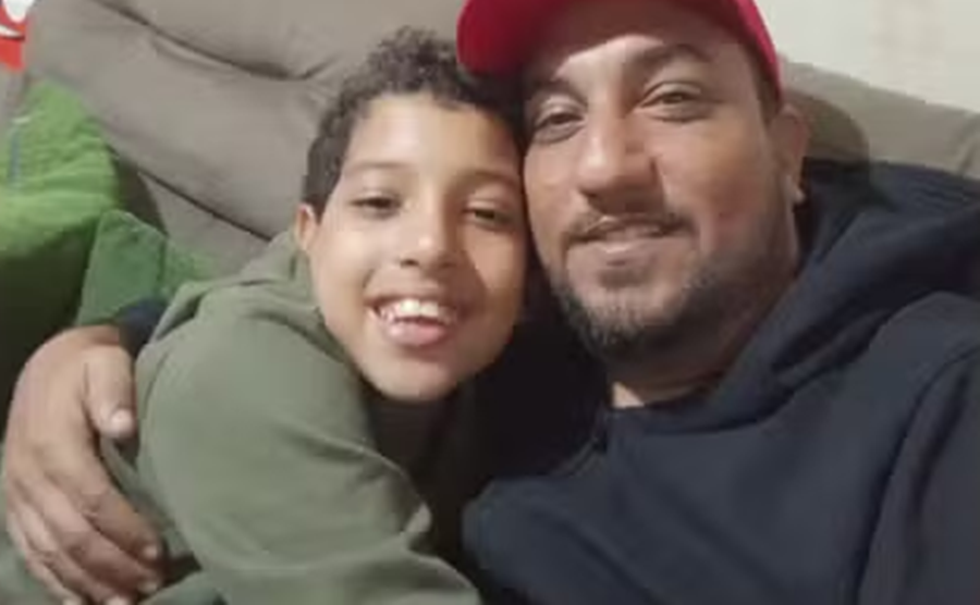 Menino de 12 anos morre atingido por bala perdida enquanto brincava em parquinho