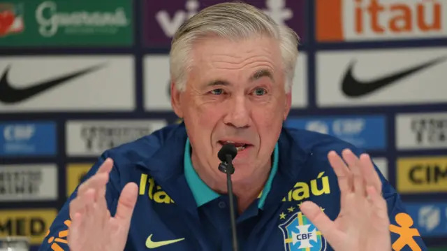 Barba, cabelo e bigode: feliz, Ancelotti faz aniversário levando paz à Seleção