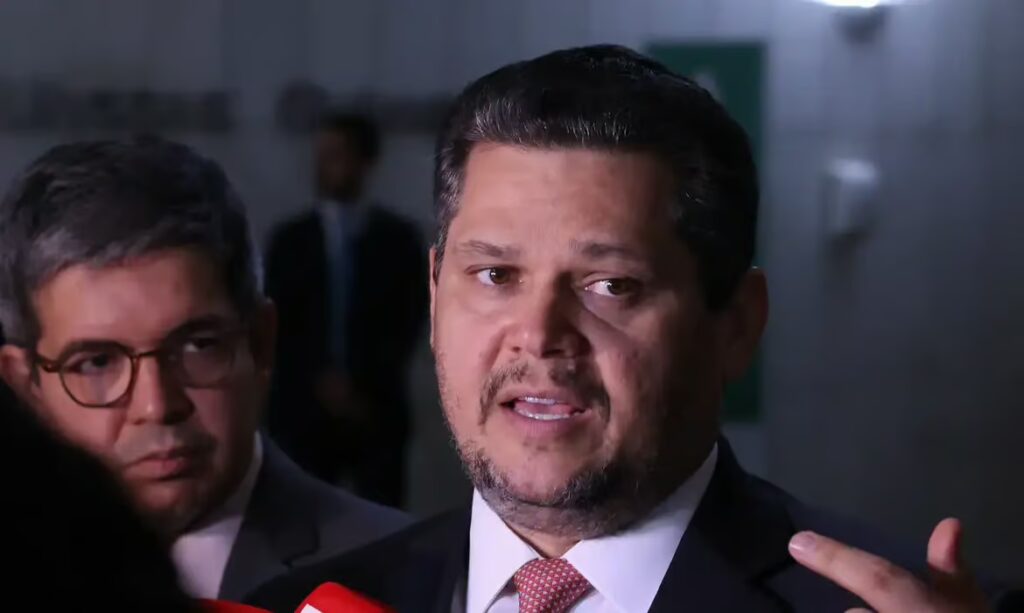 Alcolumbre mantém PEC 6×1 travada em semana esvaziada no Senado